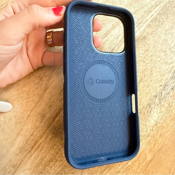 Casely iPhone 16 Pro Case in Blue & White Rose Floral Compatible with MagSafe - Picture 3 of 6